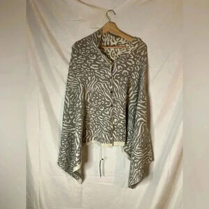 Poncho style piece that buttons in the front Arianna animal print‎ NWT